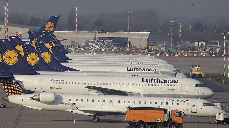Крупнейшая авиакомпания Германии отменила сотни рейсов