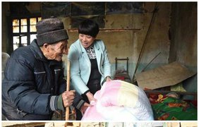 В Китае мужчина полвека заботится о парализованной жене (фото: AdMe)