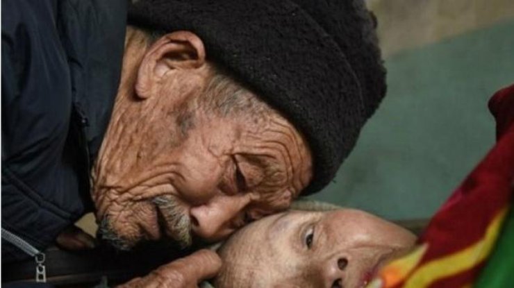 В Китае мужчина полвека заботится о парализованной жене (фото: AdMe)