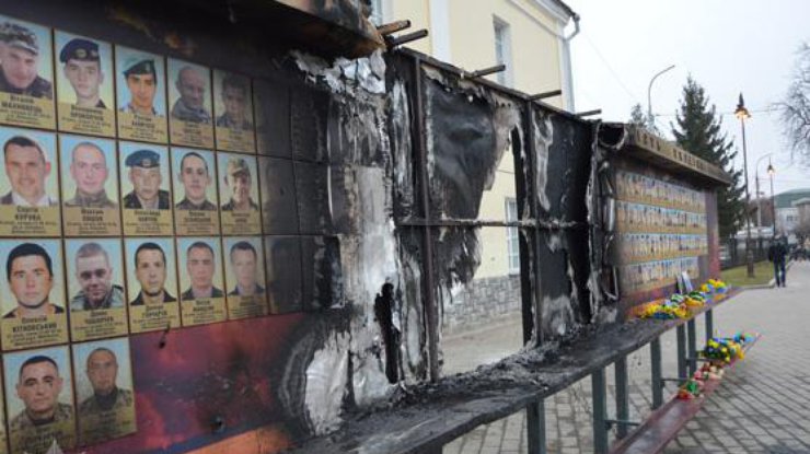 В Луцке сгорел памятный стенд Героям Небесной сотни