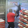 В Австралии сотрудник заправки закидал грабителей конфетами (видео)
