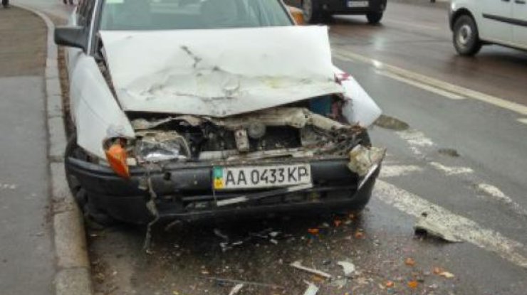 В Киев Opel протаранил маршрутку с пассажирами 
