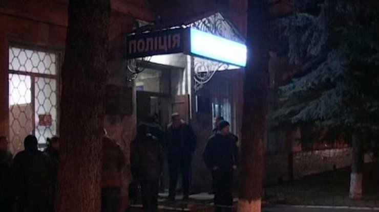 В Киеве подожгли здание управления полиции 
