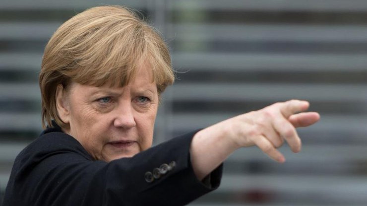 Германию покинут 100 тыс мигрантов и беженцев - Меркель