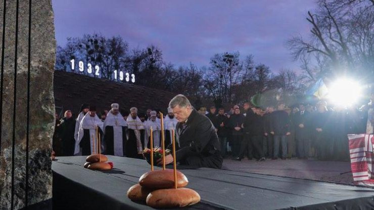 Президент подписал указ о мероприятиях в связи с годовщиной Голодомора (фото: Facebook Петра Порошенко)