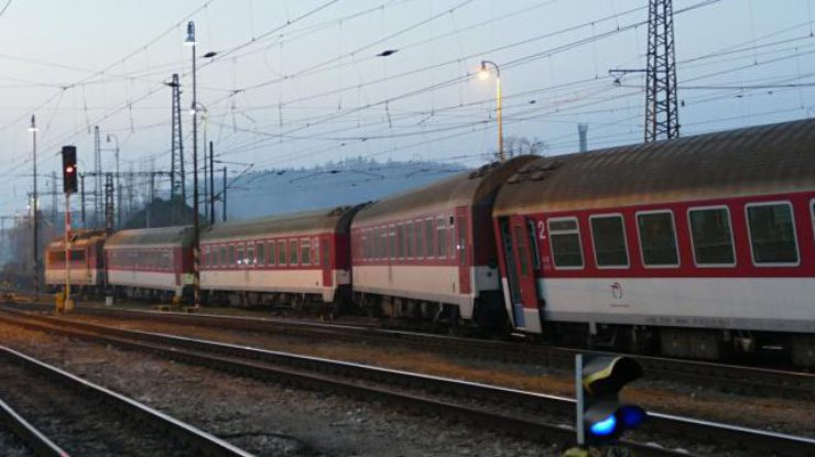 В Словакии пассажирский поезд сошел с рельсов. Фото: Teraz