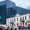 На Андреевском спуске киевлян возмутил новый фасад театра (фото)