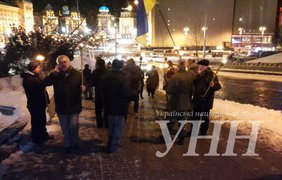 Под стенами МВД в Киеве собрались активисты с факелами