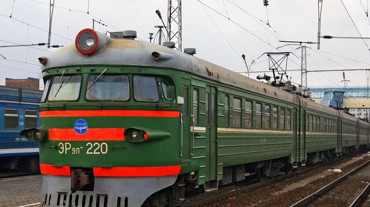 В Киеве поезд сбил перебегавших пути мужчин