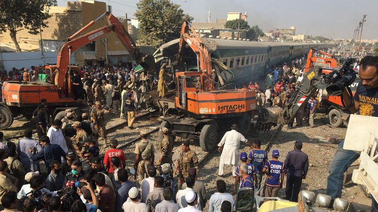 В Пакистане столкнулись два поезда, погибли 16 человек  