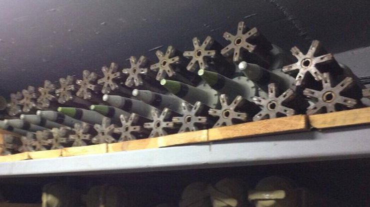 Под Киевом нашли огромный склад со снарядами к "Градам" и БМП (фото: kyiv.gp.gov.ua)