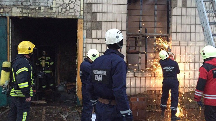В Киеве на территории авторемонтного завода произошел пожар 