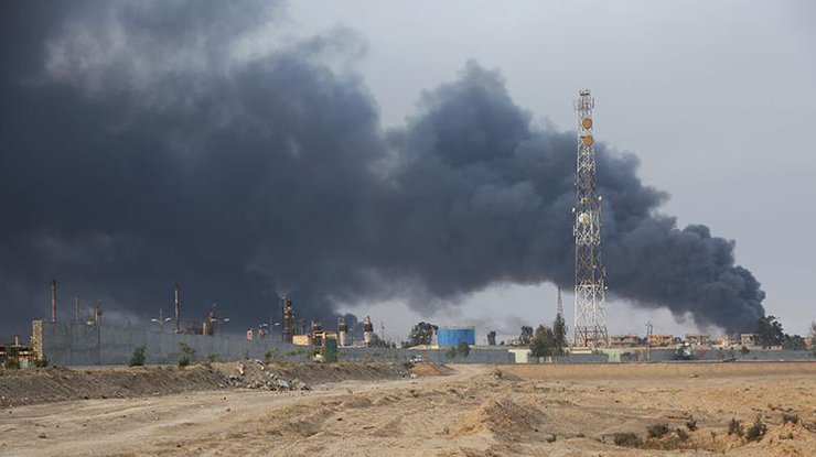 В Мосуле боевики ИГИЛ подожгли нефть (видео)