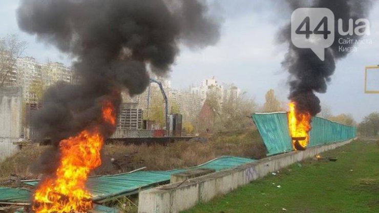 На Осокорках активисты подожгли строительный забор