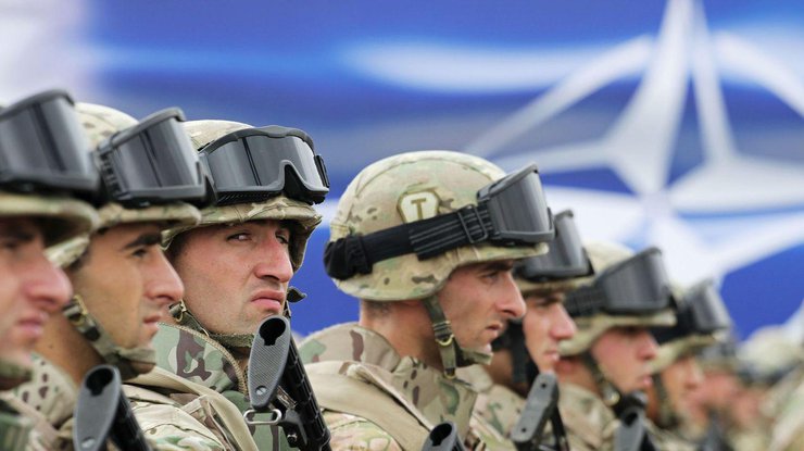 НАТО переводит военных в полную боеготовность