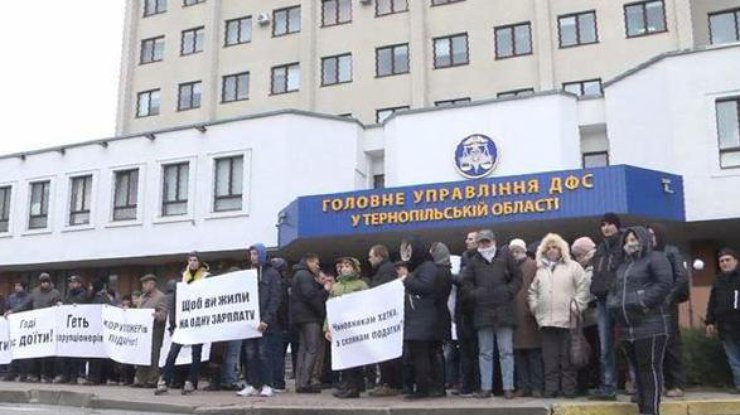Участники акции уверены, что фискальная служба своими действиями загоняет сельское хозяйство в тупик