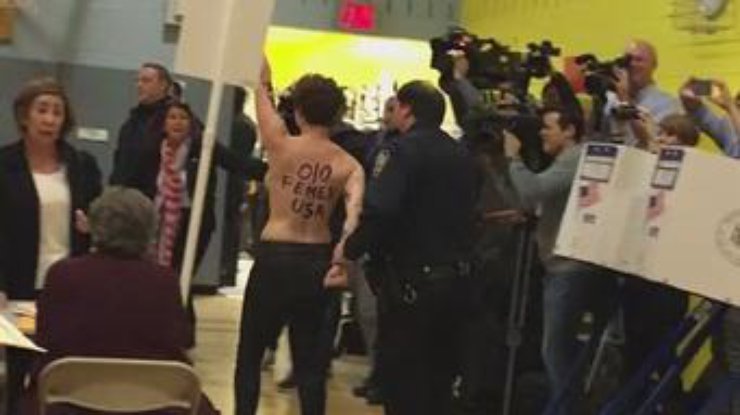 Активистки Femen разделись на участке Трампа