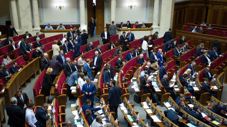 Депутаты Верховной Рады получили в октябре 2 365 277 гривен надбавок