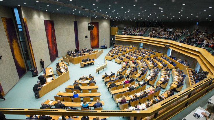 В Нидерландах парламентарии рассмотрят вотум недоверия правительству 