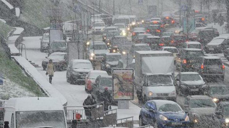 Пробки на дорогах Киева составляют 7 баллов