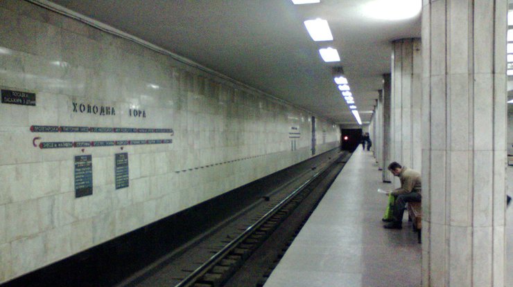 В метро Харькова мужчина упал на рельсы 