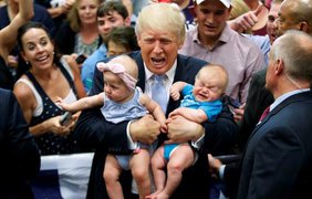 Дональд Трамп выступает в Колорадо-Спрингс, с двумя младенцами на руках