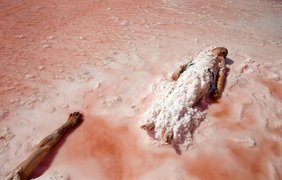 Иранцы лежат рядом с озером Урмия (соленое озеро), а их тела покрыты солью
