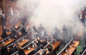 Косово, полиция в масках инспектирует парламент