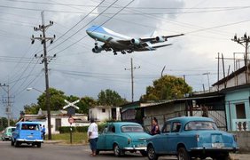 Самолет с президентом США Бараком Обамой на борту летит над окрестностю в Гаване