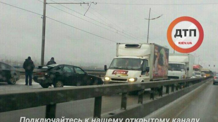 На Московском мосту четыре ДТП парализовали движение