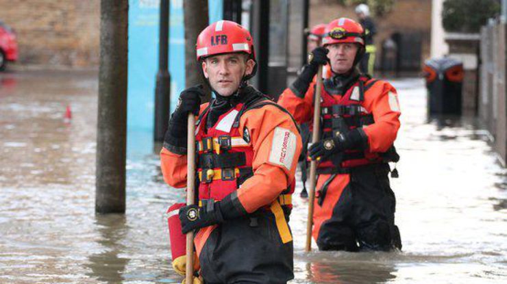 В Лондоне затоплены все улицы из-за прорыва трубы