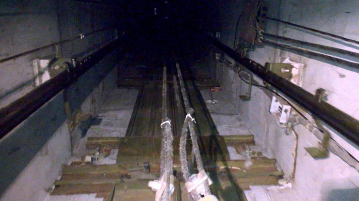 В Мариуполе мужчина провалился в шахту лифта 