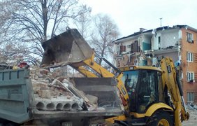 В Чернигове по частям разбирают конструкции обвалившегося дома (фото: dsns.gov.ua)