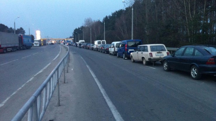 В очередях на границе с Польшей стоят 500 автомобилей