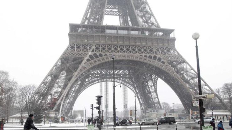 Во Франции закрыли Эйфелеву башню