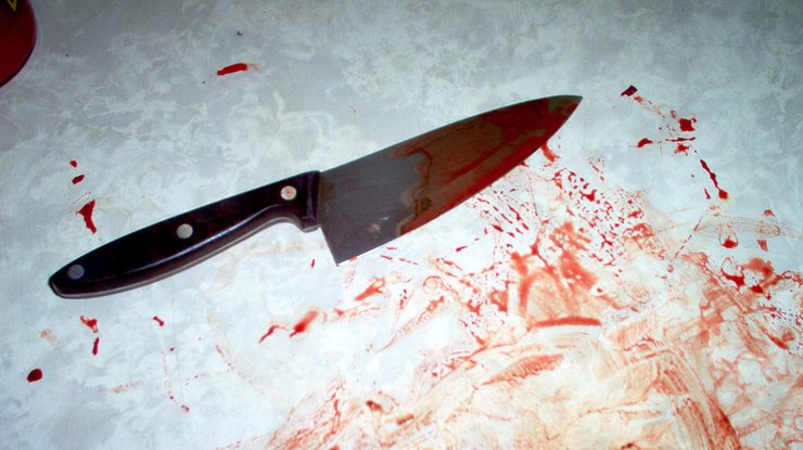 В Киеве мужчина ударил ножом пожилого соседа после ссоры 