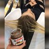 В Дубае парикмахер покрасил волосы клиентки сгущенкой (видео)
