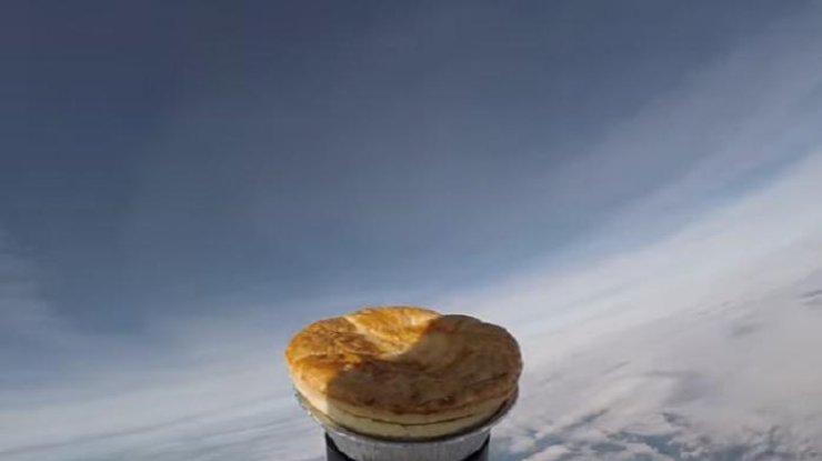 Британцы запустили в космос пирог с картошкой 