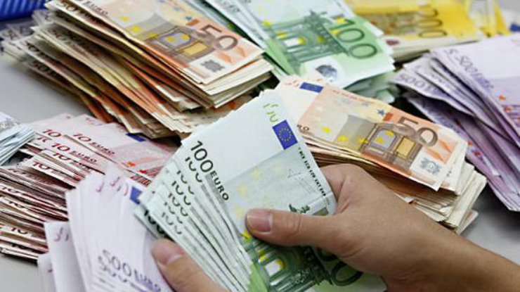 Украинец пытался вывезти в Италию 182 тысяч евро в носках (фото: prostoinvesticii.com)