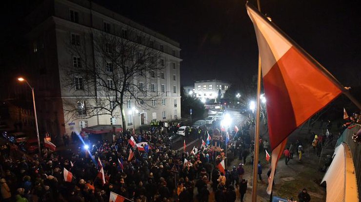 Протесты в Польше: демонстранты заблокировали здание Сейма
