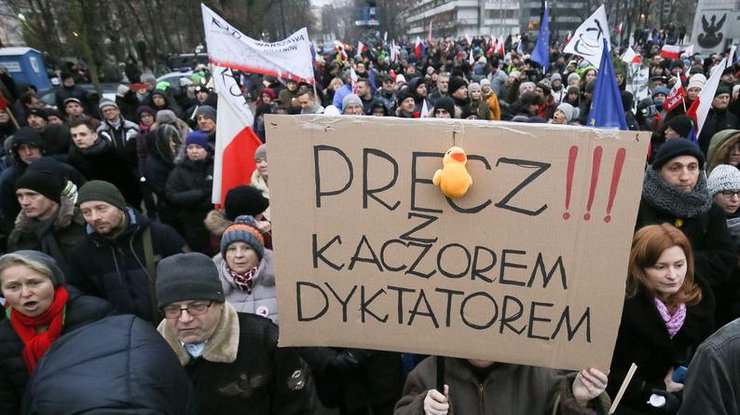 Протесты в Польше: глава МВД обвинил оппозицию в попытке переворота