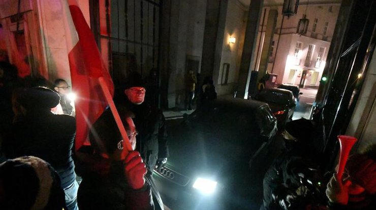Протесты в Польше: полицейские помогли лидеру правящей партии покинуть Сейм 