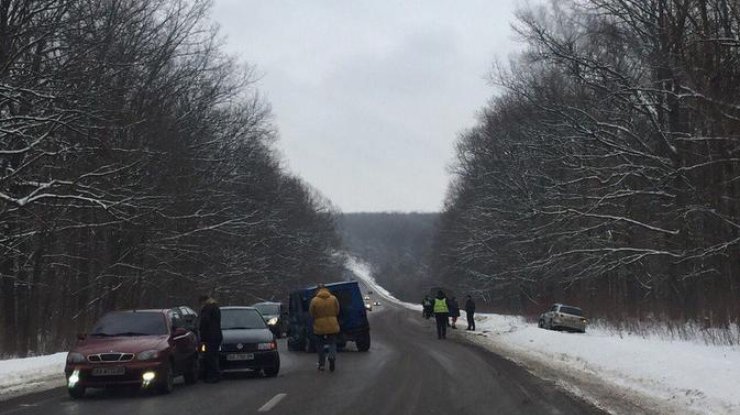 Под Харьковом в аварию попали сразу 7 авто. Фото: Автохарьков