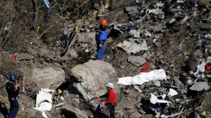 В Индонезии 13 человек погибли в авиакатастрофе 