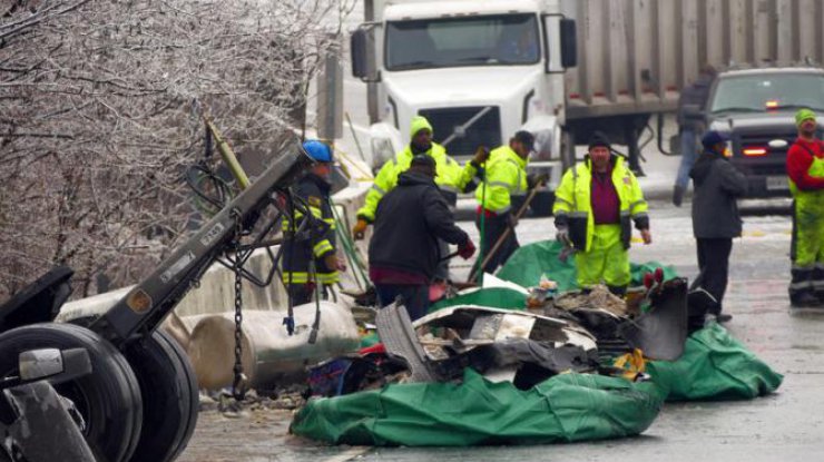 В США на шоссе взорвался бензовоз, есть погибшие