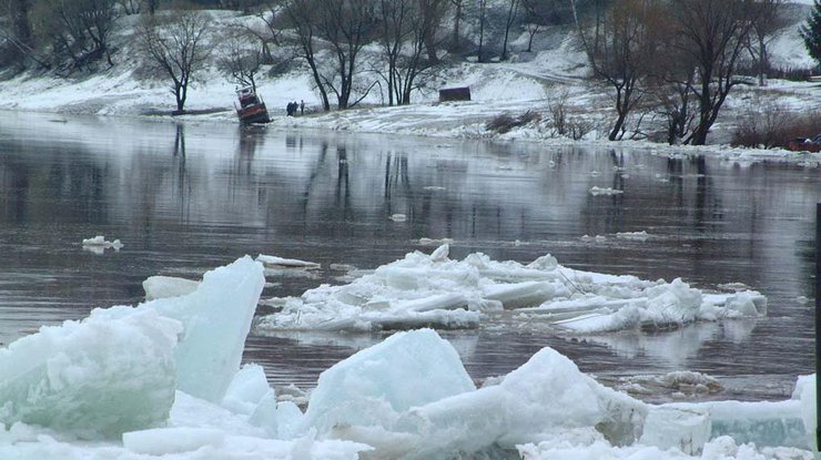 В Житомире под лед провалились двое мужчин 