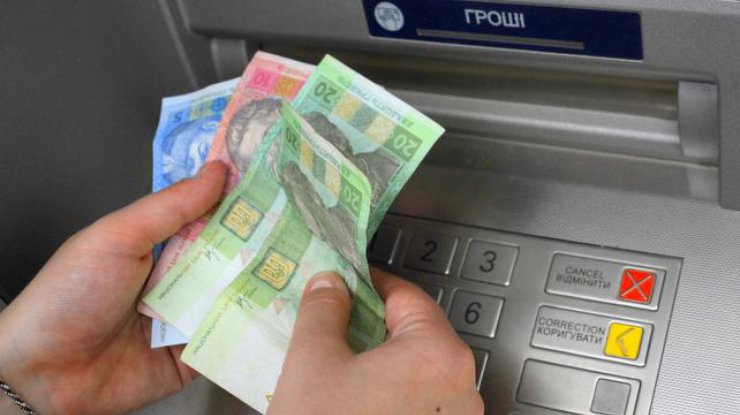 Украинцы массово снимают деньги со счетов "Приватбанка"