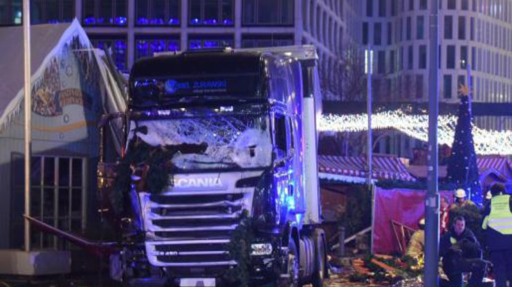 В Берлине грузовик врезался в толпу