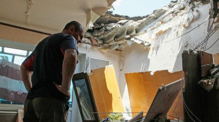 В Марьинке боевики разрушают дома местных жителей 