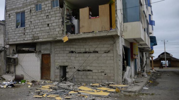 Мощное землетрясение в Эквадоре: разрушены два города 
